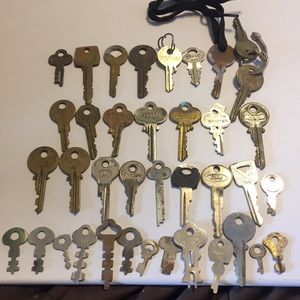 Huge lot of  38 vintage keys
